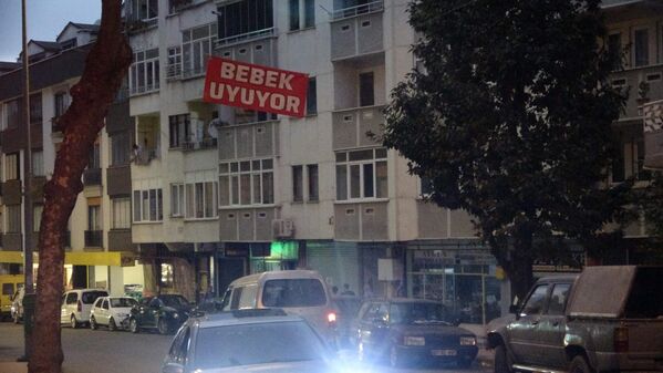Araç gürültüsünden uyuyamayan bebeği için caddeye ‘Bebek uyuyor’ afişi astı - Sputnik Türkiye
