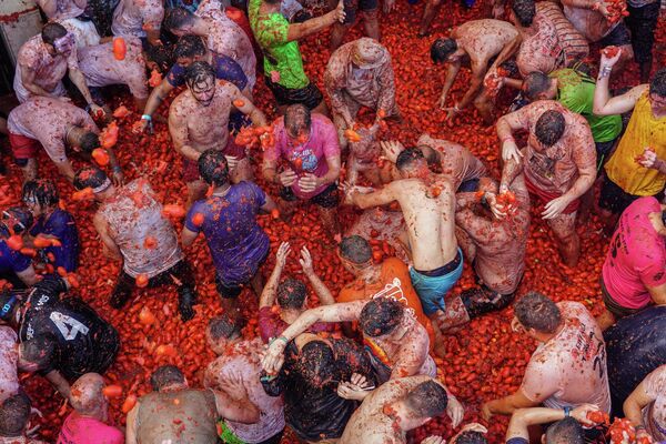 İspanya’nın dünyaca tanınmış festivallerinden biri olan ve bu yıl 75&#x27;incisi düzenlenen “La Tomatina”ya katılan 20 bin kişi, dağıtılan 130 ton domatesi birbirine attı. - Sputnik Türkiye