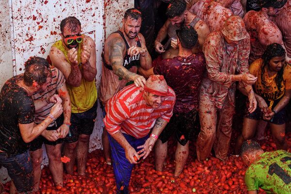 İspanya'da 'La Tomatina' festivali: 20 bin kişi birbirine 130 ton domates fırlattı - Sputnik Türkiye