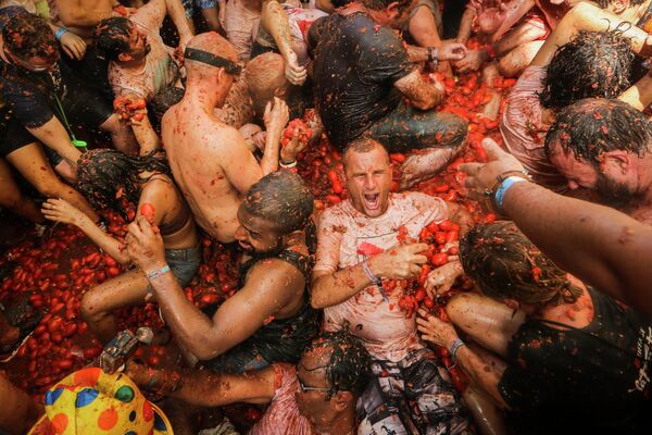 İspanya'da 'La Tomatina' festivali: 20 bin kişi birbirine 130 ton domates fırlattı - Sputnik Türkiye