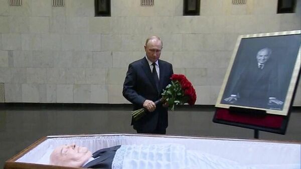 Rusya Devlet Başkanı Vladimir Putin, önceki gün hayatını kaybeden son SSCB lideri Mihail Gorbaçov'a Moskova'daki Merkezi Klinik Hastanesi'nde veda etti. - Sputnik Türkiye