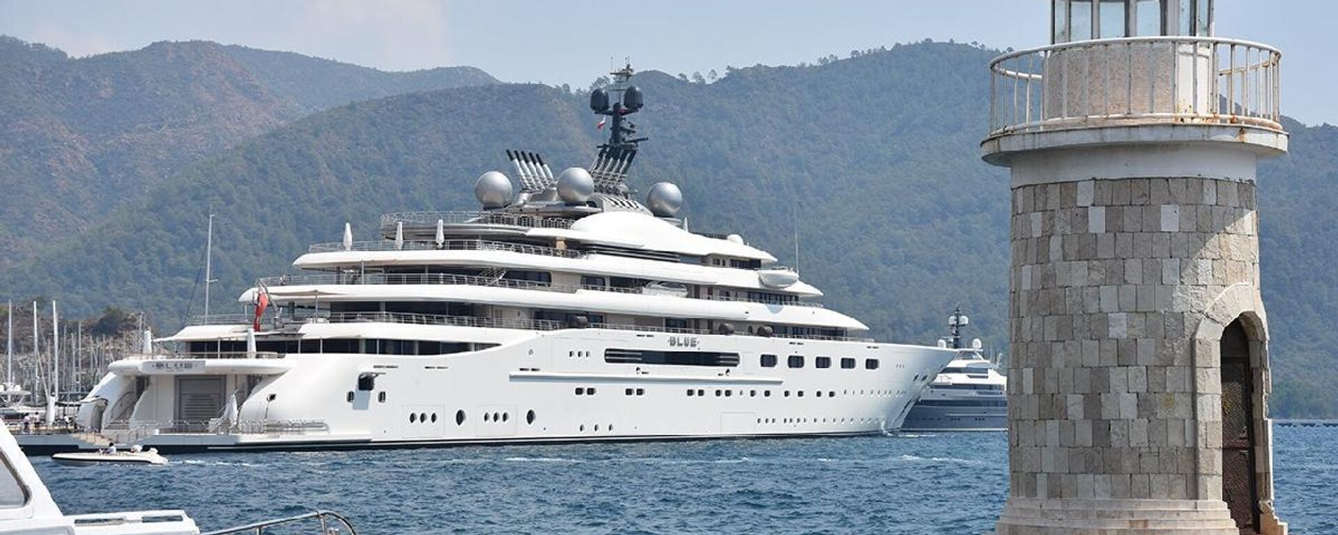 Cayman Adaları bayraklı dünyanın en büyük beşinci yatı olarak gösterilen 160 metre uzunluğundaki 'Blue' isimli yat, Muğla'nın Marmaris ilçesine demirledi. - Sputnik Türkiye, 1920, 02.09.2022