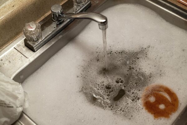 ABD'nin Mississippi eyaletinde yaşanan su krizi devam ederken, yetkililerin halkı, Mikrop kapmamak için, duş alırken ağızlarını kapalı tutmaları konusunda uyardığı bildirildi. - Sputnik Türkiye