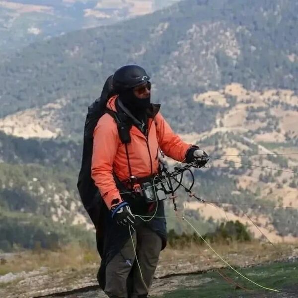 72 yaşındaki paraşütçü 35 yıldır gökyüzünde: En uzun uçtuğu mesafe Antalya'dan Eskişehir'e  - Sputnik Türkiye