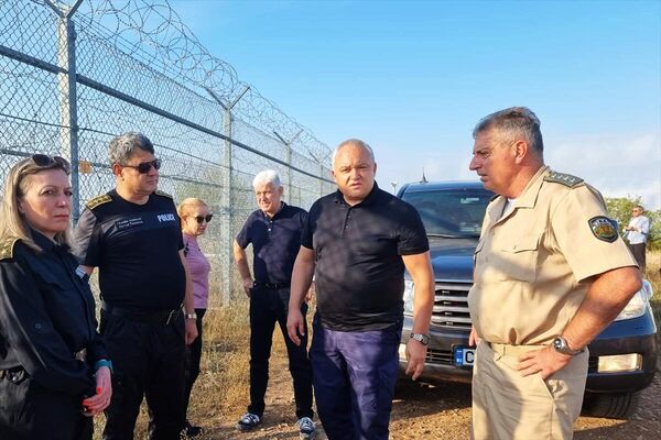 Bulgaristan'da son dönemde artan düzensiz göç nedeniyle İçişleri Bakanı İvan Dermenciev  ve Savunma Bakanı Dimitar Stoyanov Türkiye sınırındaki güvenlik önlemleri ile ilgili incelemelerde bulundu.
 - Sputnik Türkiye