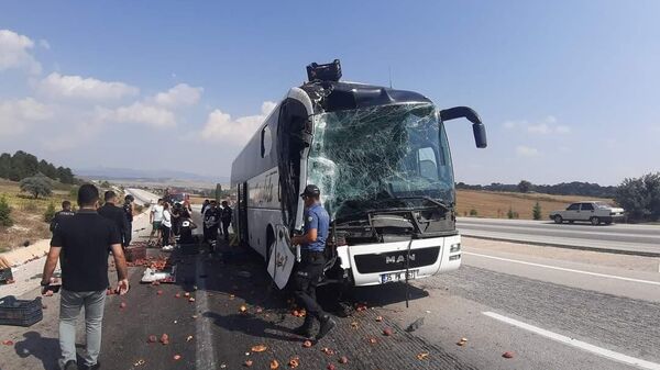 Kütahya’da yolcu otobüsü kamyona çarptı: 8 yaralı - Sputnik Türkiye