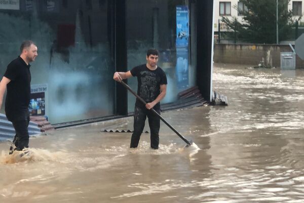 Kastamonu’da etkili olan ve yaklaşık yarım saat süren kuvvetli sağanak yağışta çok sayıda iş yeri ve evleri su bastı. - Sputnik Türkiye
