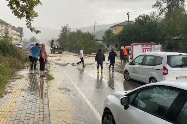 
Yağışlar nedeniyle bazı ev ve işyerlerini sular basarken vatandaşlar su basan ahırlarındaki hayvanlarını kurtarmak için seferber oldu.  - Sputnik Türkiye