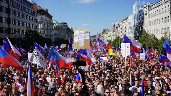 Çekya’nın başkenti Prag’da 70 binin üzerinde gösterici, artan enerji fiyatları ve Rusya-Ukrayna savaşında hükümetin taraflı tutumuna tepki gösterdi. - Sputnik Türkiye