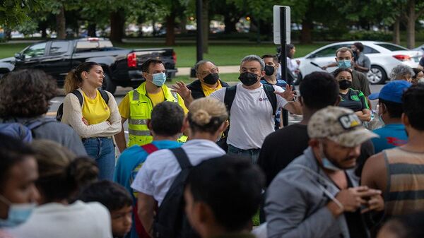 New York'a Teksas'tan gelen sığınmacı otobüslerinin sonuncusunda çoğu güney Amerikalı 83 kişinin şehre ulaştığı görüldü. - Sputnik Türkiye