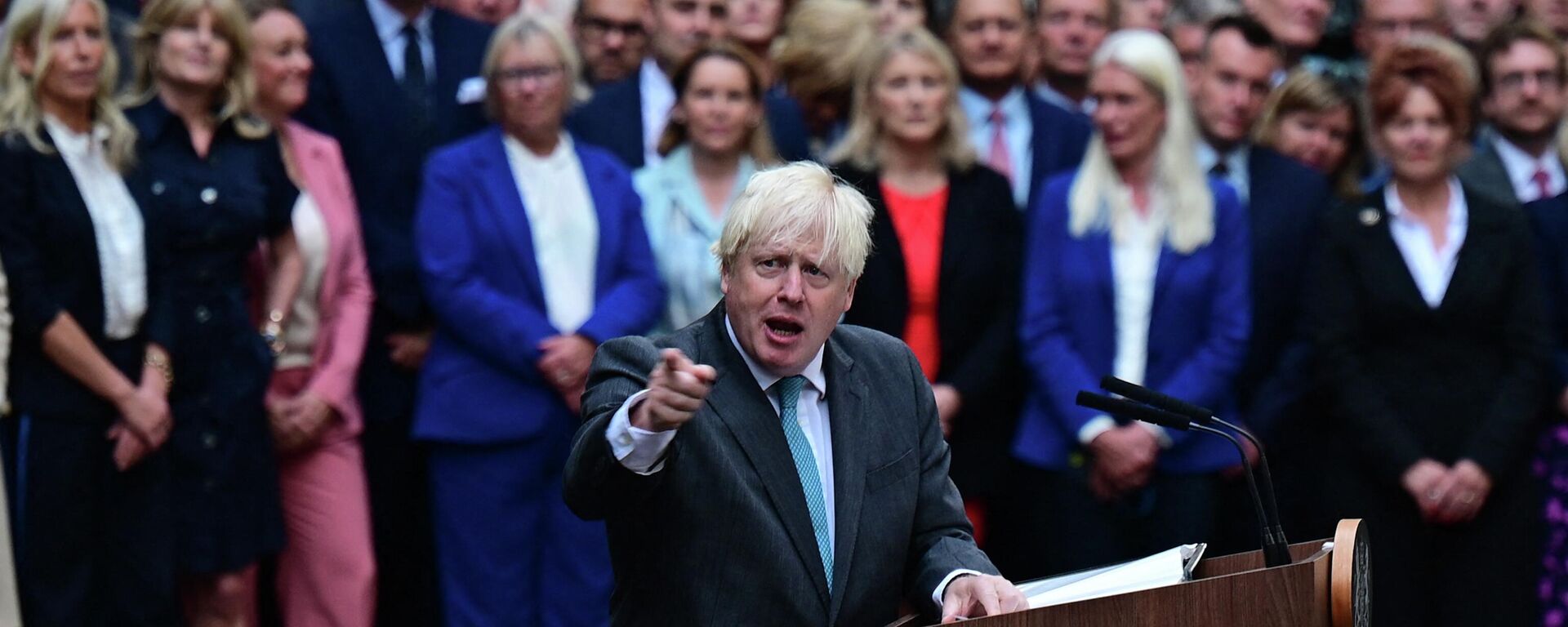 Britanya Başbakanı Boris Johnson, Kraliçe 2. Elizabeth'e resmen istifasını sunmak için son kez çıktığı  Downing Sokağı 10 Numara'nın ikonik kapısı önünde veda konuşması yaptı.  - Sputnik Türkiye, 1920, 06.09.2022
