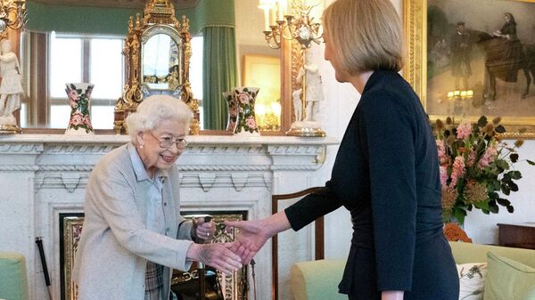 İngiltere'nin yeni Başbakanı Liz Truss, Kraliçe 2. Elizabeth'ten hükümeti kurma görevini aldı. - Sputnik Türkiye