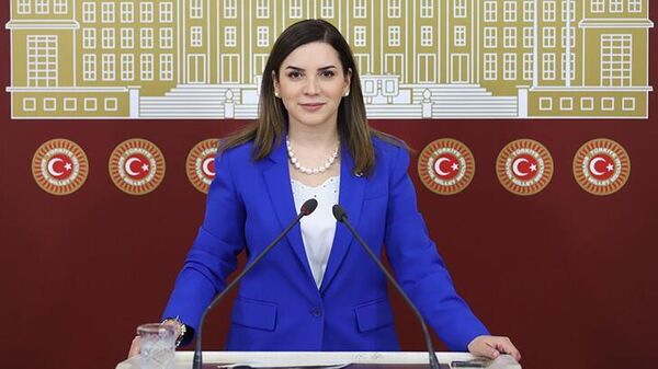 MHP İstanbul Milletvekili Arzu Erdem, CHP İstanbul Milletvekili Gürsel Tekin'in HDP'ye bakanlık verilebilir sözleriyle ilgili, CHP'nin bu açıklamasıyla birlikte 6'lı masa ittifakının 7'nci ortağının HDP olduğu deşifre olmuştur. 6+1 diyorduk. 7'li masa deşifre oldu dedi. - Sputnik Türkiye