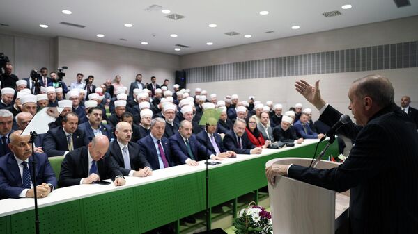 Cumhurbaşkanı Recep Tayyip Erdoğan, Bosna Hersek ziyareti kapsamında Bosna Hersek İslam Birliği'nin (Riyaset) yeni binasını ziyaret ederek, müftülere hitap etti. - Sputnik Türkiye