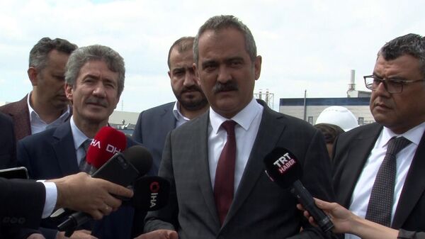 Milli Eğitim Bakanı Mahmut Özer, AK Parti Yüz Yüze 100 Gün Projesi çerçevesinde Esenyurt'ta ziyaretlerde bulundu.  - Sputnik Türkiye