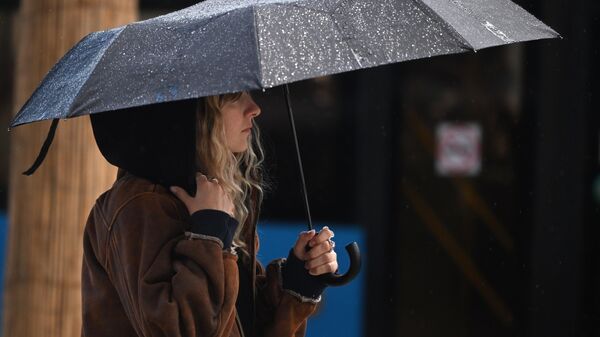 Rusya - yağmur - şemsiye - kadın - Sputnik Türkiye