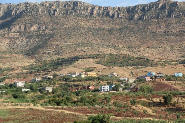 Siirt merkeze bağlı Meydandere köyünde yer altından sesler geldiği iddiası üzerine AFAD tarafından bölgeye kurulan ivme ölçer sistemiyle köydeki sarsıntılar 24 saat takip edilecek. - Sputnik Türkiye