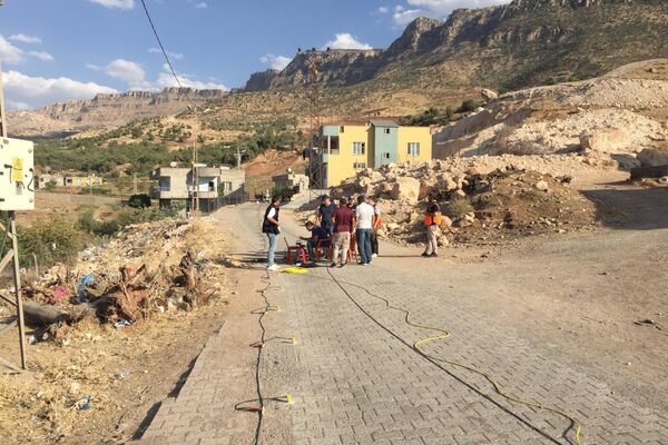 Siirt merkeze bağlı Meydandere köyünde yer altından sesler geldiği iddiası üzerine AFAD tarafından bölgeye kurulan ivme ölçer sistemiyle köydeki sarsıntılar 24 saat takip edilecek. - Sputnik Türkiye