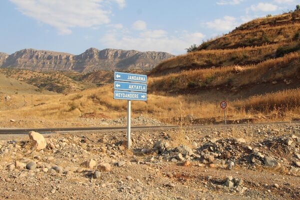 Siirt merkeze bağlı Meydandere köyünde yer altından sesler geldiği iddiası üzerine AFAD tarafından bölgeye kurulan ivme ölçer sistemiyle köydeki sarsıntılar 24 saat takip edilecek. - Sputnik Türkiye