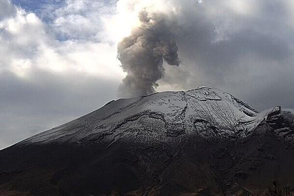 Meksikalı yetkililer, son 8 gün içinde üçüncü kez Popocatepetl Yanardağı'nda yeni bir patlama meydana geldiğini bildirdi. - Sputnik Türkiye