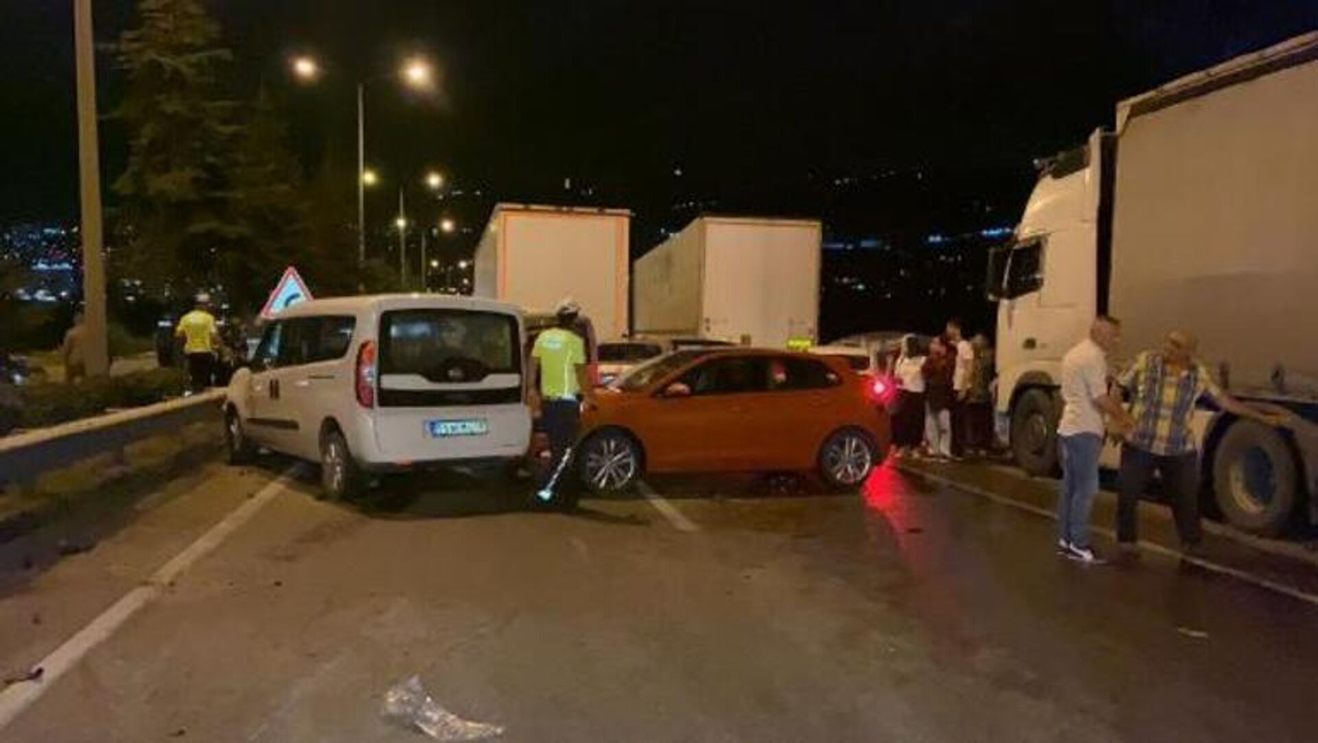 Samsun'da, bir TIR'dan yakıt akması sonucu kayganlaşan yolda 23 aracın karıştığı zincirleme kazada 9 kişi yaralandı.
 - Sputnik Türkiye, 1920, 09.09.2022