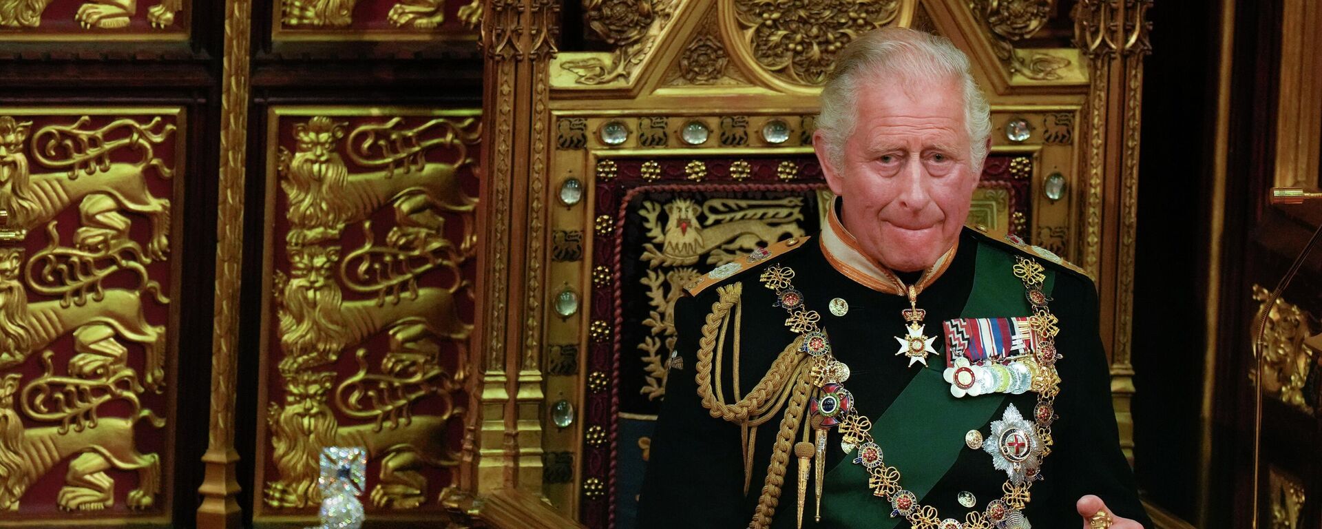 İngiltere Kraliçesi 2. Elizabeth'in en büyük oğlu Charles halktan hiçbir zaman annesinin topladığı kadar destek toplayamadı. İngiliz medyasına göre bu durum, yeni Kral Charles'ı bazı zorluklarla karşı karşıya bırakabilir. 
Charles ilk eşi Diana'ya karşı soğuk davranma gibi suçlamalarla gündeme geldiği 1990'lı yıllardan bu yana halkla ilişkiler konusunda ciddi sorunlarla karşılaştı. Her ne kadar son yıllarda basında daha olumlu bir imaja sahip olsa da Prens Charles mesafeli duruşu nedeniyle medyada diğer kraliyet üyelerinden daha kolay hedef alındı. - Sputnik Türkiye, 1920, 12.12.2022