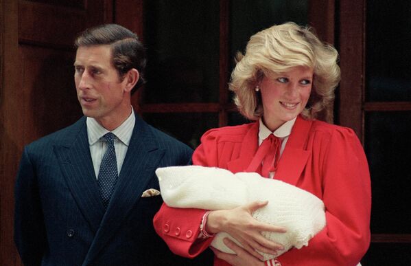 Çift 1992'de 'ayrılacaklarını' açıklasa da BBC'de yayınlanan 'Panoroma' programından sonra kesin olarak boşanma konusunda anlaşmıştı. Olayları kendi bakış açısından anlattığı programda Diana, yalnızca eşini aldatmakla suçlamamış, eşini aldattığını da itiraf etmişti. Kraliyet ailesini çeşitli konularda eleştiren Diana, İngiltere'nin en ünlü ailesi içinde ayakta kalma mücadelesini anlatırken, Charles'ın kral olmaya uygunluğunu sorgulamıştı. - Sputnik Türkiye