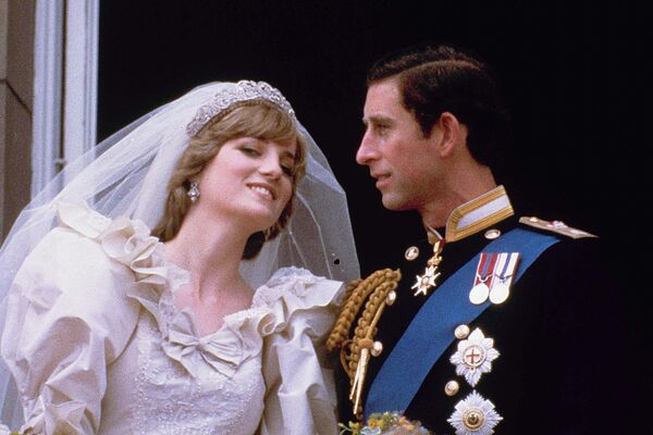 Prenses Diana ile evlilik konusundaki sorunlarının Netflix dizisi The Crown'a yansıtılmasından sonra ise Charles'ın yeniden sempati toplayabilmesinin pek mümkün olmadığı konuşuluyor. Charles son yıllarda mimarlık, homeopati ve iklim değişikliği gibi çeşitli konularda siyasete müdahale etmekle suçlandı. - Sputnik Türkiye