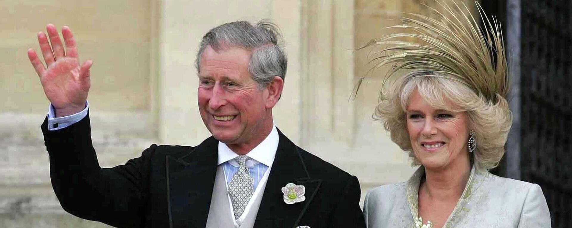 Ancak 2005 yılında dünya evine girdiği Camilla ile mutluluğu bulduğunu söyleyen Charles, yavaş yavaş halkın sempatisini ve gönülsüz kabulünü geri kazanmaya başladı. - Sputnik Türkiye, 1920, 05.09.2024