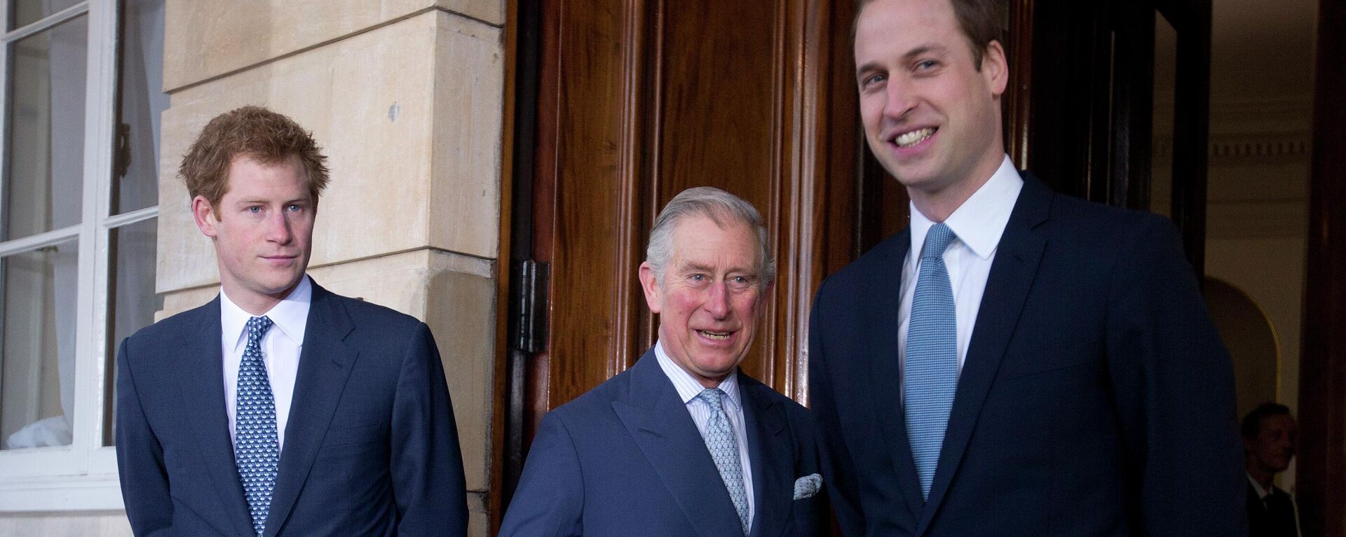 Irak Savaşı döneminde Prens Charles’ın, dönemin İngiltere Başbakanı Tony Blair’e silahlı kuvvetlerle ilgili yazdığı mektup 'kara örümcek' mektupları arasında en dikkat çekenlerden biri olmuştu. Charles 70. doğum gününü kutladığı 2018 tarihli bir röportajda siyasete müdahale etmediğini ve Galler Prensi olmakla Kral olmak arasındaki farkı gözettiğini söylemişti. - Sputnik Türkiye, 1920, 05.01.2023
