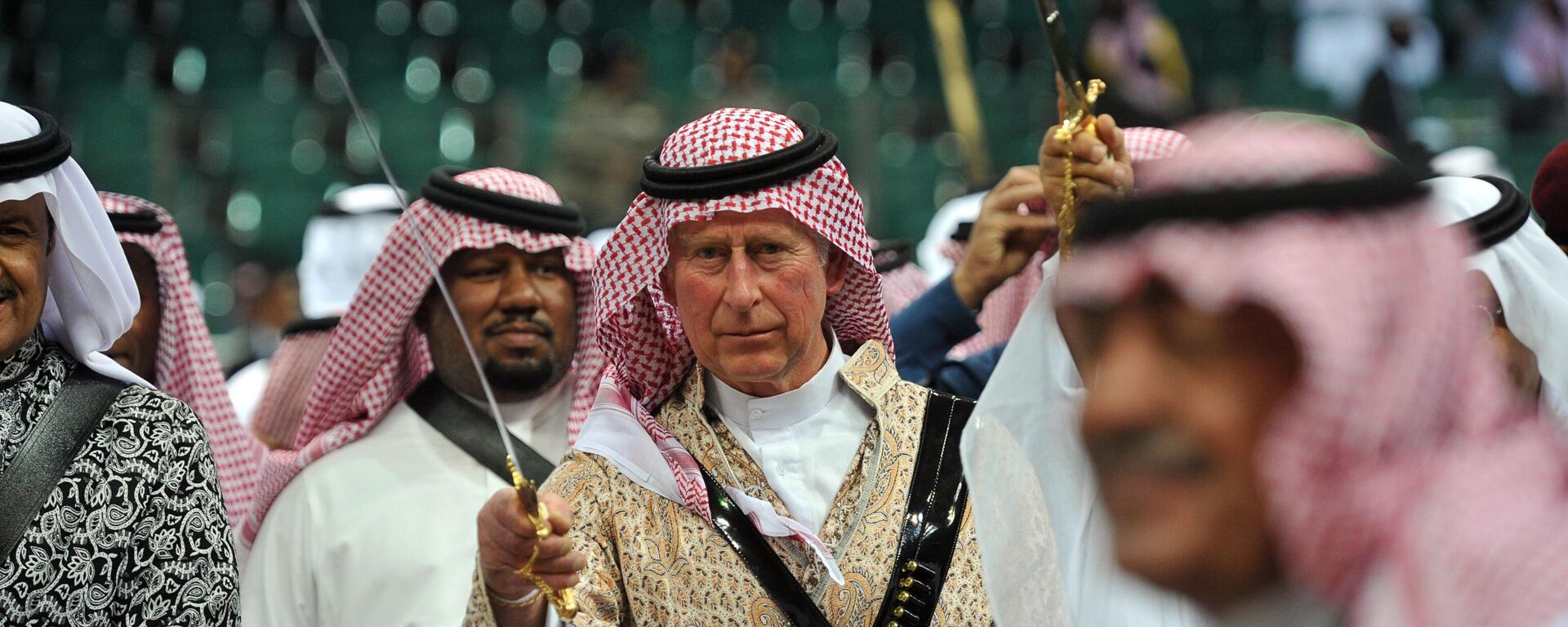 Londra Emniyet Teşkilatı, Prens Charles'ın kurduğu vakfın bir Suudi iş insanına bağış karşılığı İngiliz vatandaşlığı ve onur unvanı vaat ettiğine dair basına yansıyan haberlerle ilgili soruşturma başlatmıştı. Öte yandan Charles, haziran ayında da vakfı için Katar’ın eski şeyhinden içinde milyonlarca euro olan bir çantayı teslim almakla suçlanmıştı. - Sputnik Türkiye, 1920, 13.09.2022