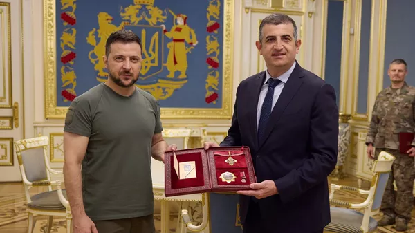 Bayraktar SİHA'larını yapan Baykar'ın Genel Müdürü Haluk Bayraktar, sosyal medya hesabından yaptığı paylaşım ile Ukrayna Devlet Başkanı Vladimir Zelenskiy'in kendisine 'Devlet Liyakat Nişanı' takdim ettiğini duyurdu. - Sputnik Türkiye