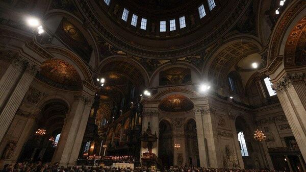 İngiltere’nin başkenti Londra’daki St. Paul Katedrali’nde Kraliçe 2. Elizabeth için üst düzey yetkililerin katılımıyla anma töreni yapıldı. - Sputnik Türkiye