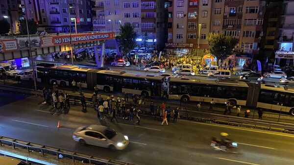 İstanbul Büyükşehir Belediye (İBB) Başkanı İmamoğlu, Avcılar'da 99 kişinin yaralandığı metrobüs kazası sırasında oluşan aksama nedeniyle İstanbullulardan özür diledi. - Sputnik Türkiye