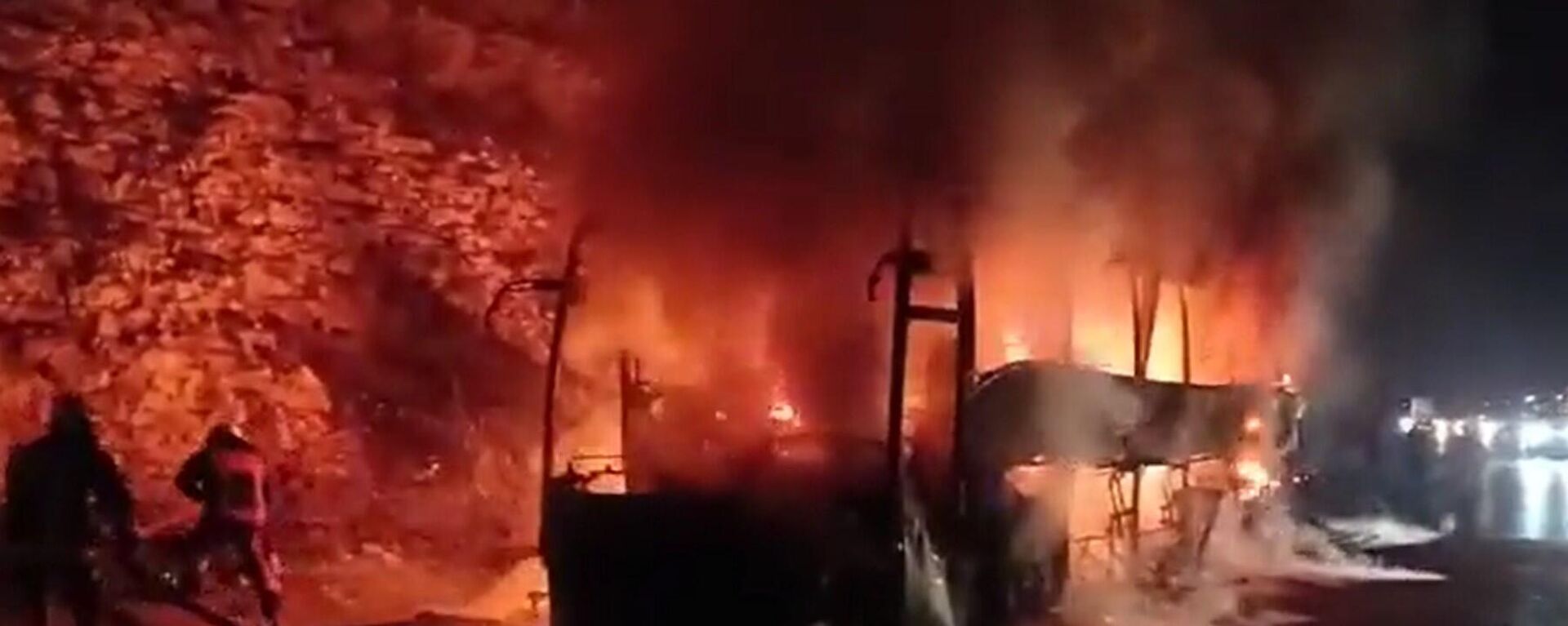 Mersin’in Tarsus ilçesinde seyir halindeki yolcu otobüsü alev alev yandı. 18 yolcu polislerin yardımıyla yanan araçtan yara almadan kurtarıldı. - Sputnik Türkiye, 1920, 13.09.2022