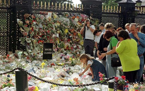 Sosyal medyada paylaşılan görüntülerde, saray önüne çok sayıda çiçek, not ve fotoğraf bırakıldığı görülürken, bu çiçekler Fransa’nın başkenti Paris’te 31 Ağustos 1997’de iş adamı sevgilisi Dodi Al Fayed ile geçirdiği trafik kazasında hayatını kaybeden 36 yaşındaki Prenses Diana için sevenleri tarafından bırakılan çiçek ile kıyaslandı. - Sputnik Türkiye