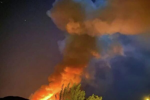 
Muğla'nın Ula ilçesine bağlı Gökova Mahallesinde gece yarısı henüz bilinmeyen bir nedenle orman yangını çıktı. Yangın, rüzgarın şiddeti ile büyürken, bazı yerleşim yerlerini de tehdit ettiği bildirildi. - Sputnik Türkiye