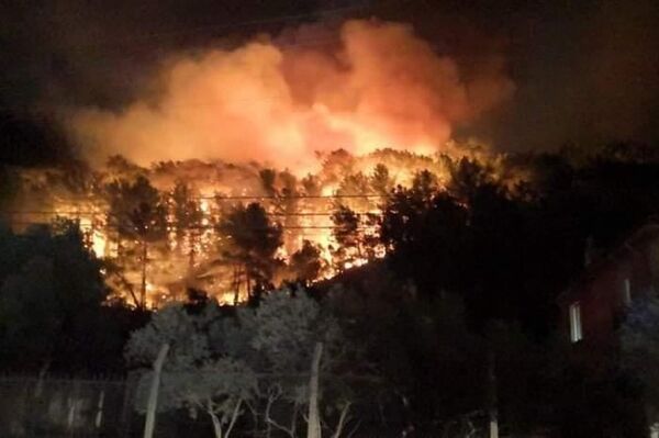 
Muğla'nın Ula ilçesine bağlı Gökova Mahallesinde gece yarısı henüz bilinmeyen bir nedenle orman yangını çıktı. Yangın, rüzgarın şiddeti ile büyürken, bazı yerleşim yerlerini de tehdit ettiği bildirildi. - Sputnik Türkiye