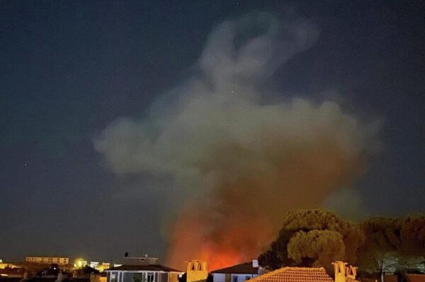 
Muğla'nın Ula ilçesine bağlı Gökova Mahallesinde gece yarısı henüz bilinmeyen bir nedenle orman yangını çıktı. Yangın, rüzgarın şiddeti ile büyürken, bazı yerleşim yerlerini de tehdit ettiği bildirildi. - Sputnik Türkiye