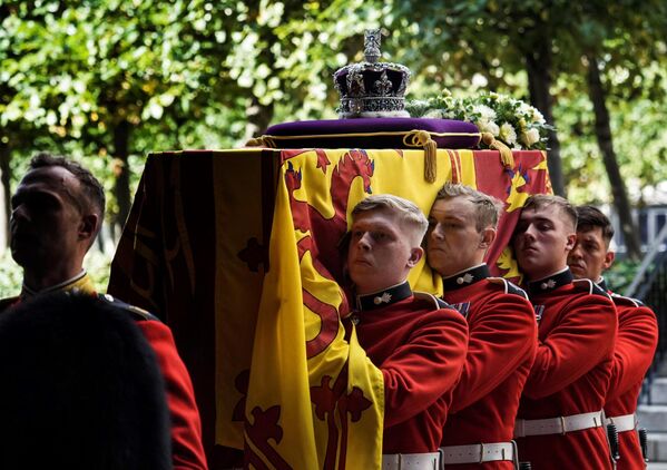 Kraliçe Elizabeth'in naaşı, askeri törenle Buckingham Sarayı'ndan Westminster Hall'a getirildi - Sputnik Türkiye