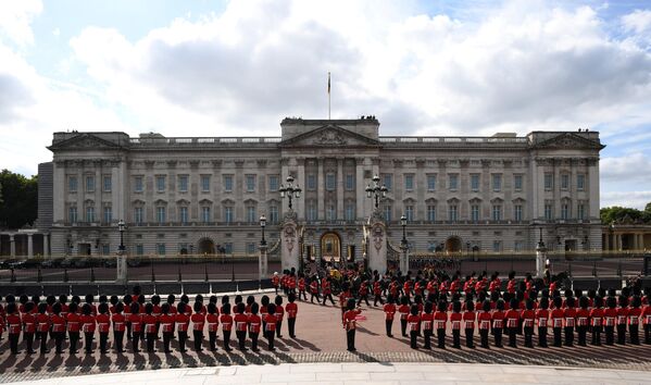 Kraliçe Elizabeth'in naaşı, askeri törenle Buckingham Sarayı'ndan Westminster Hall'a getirildi - Sputnik Türkiye