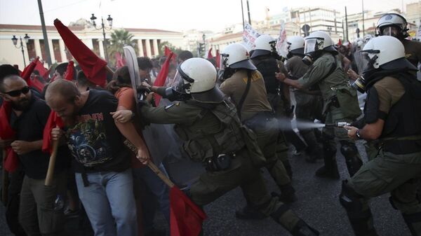 Yunanistan'da öğrenciler, üniversitelerde polislerin görevlendirilmesine karşı eylem yaptı  - Sputnik Türkiye