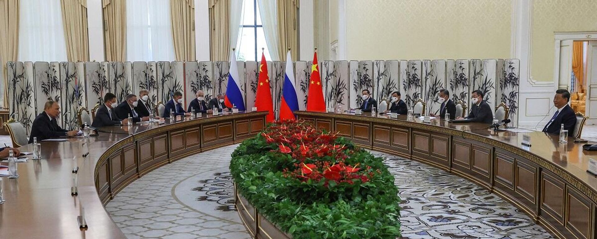 Rusya Devlet Başkanı Vladimir Putin, Çinli mevkidaşı Şi Cinping ile şubat ayındaki buluşmalarından sonraki ilk görüşmeleri için Semerkant’ta gerçekleştirilen Şanghay İşbirliği Örgütü (ŞİÖ) toplantısı çerçevesinde bir araya geldi. - Sputnik Türkiye, 1920, 15.09.2022