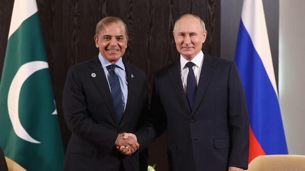 Rusya Devlet Başkanı Vladimir Putin ve Pakistan Başbakanı Şahbaz Şerif - Sputnik Türkiye
