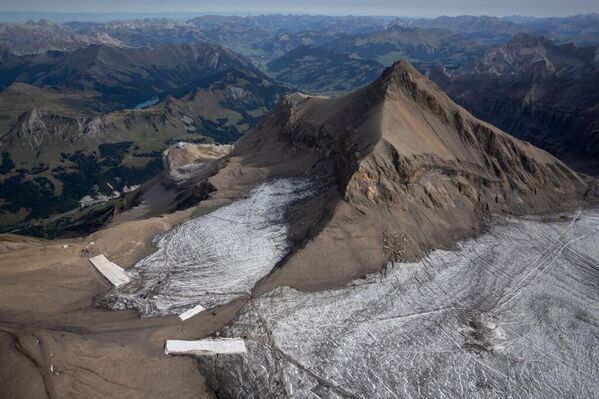 Geçtiğimiz haftalarda Avrupa'yı etkisi altına alan sıcak ve kuru hava dalgası Alp dağlarındaki buzullarda büyük bir yıkıma yol açtı. - Sputnik Türkiye