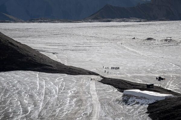 Glacier 3000 isimli kayak merkezinin açıklamasında, Geçit önümüzdeki birkaç hafta içinde tamamen açılmış olacak denildi. Kayak merkezine göre 2012 yılında üzerindeki buz kalınlığı yaklaşık 15 metre olarak ölçülen geçidin zemini, “Eylül sonunda tamamen yeniden yüzeye çıkmış olacak. - Sputnik Türkiye