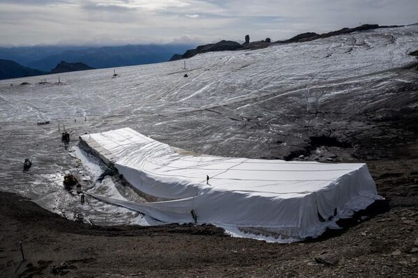 Konuya dair açıklama yapan Glacier 3000 Kayak Merkezi Direktörü Bernhard Tschannen, Buraya 2 bin yıldır hiçkimse ayak basmamıştı. Bu çok dokunaklı ifadelerini kullandı. - Sputnik Türkiye