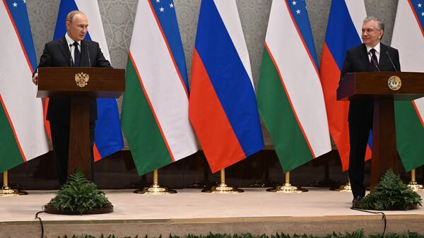 Rusya Devlet Başkanı Vladimir Putin ve Özbekistan Devlet Başkanı Şevket Mirziyoyev - Sputnik Türkiye