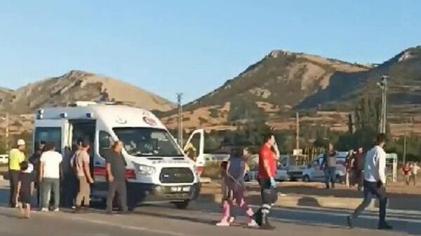 Tokat'ta servis minibüsüyle kamyonetin çarpışması sonucu 11'i öğrenci 14 kişi yaralandı. - Sputnik Türkiye