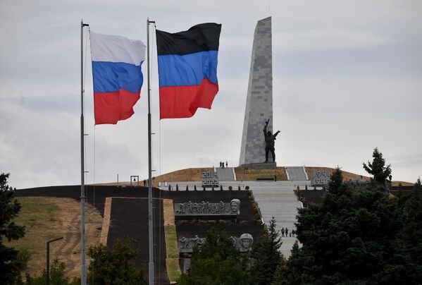 Donetsk Halk Cumhuriyeti’nin Rusya sınırındaki Snejnoye şehri yakınlarındaki Saur-Mogila&#x27;da yer alan anıt kompleksi, 1967’de açıldı. - Sputnik Türkiye